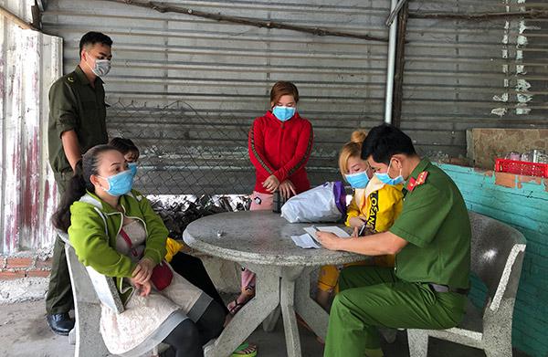 Công an làm việc với các nữ nhân viên quán cà phê.