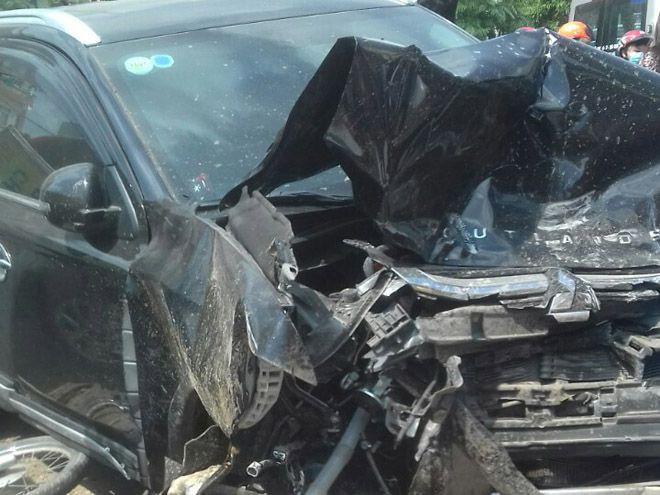 Một ôtô bị hư hỏng nặng sau vụ tai nạn liên hoàn