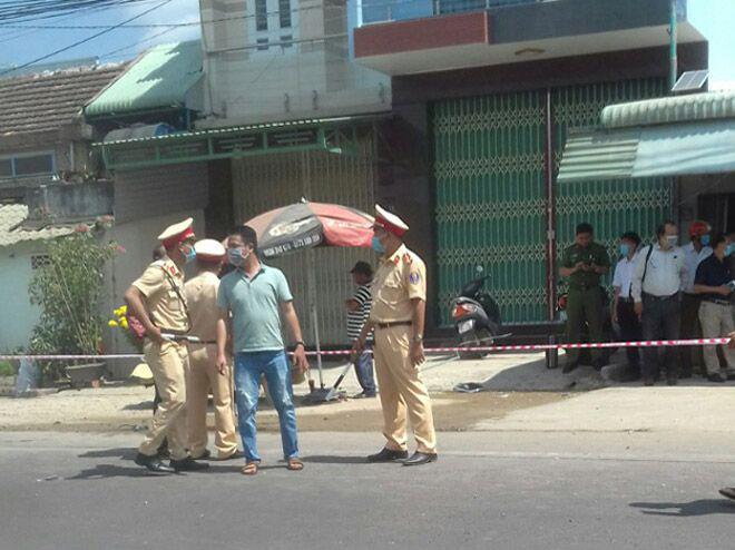 Lực lượng chức năng khám nghiệm hiện trường, điều tra nguyên nhân vụ tai nạn