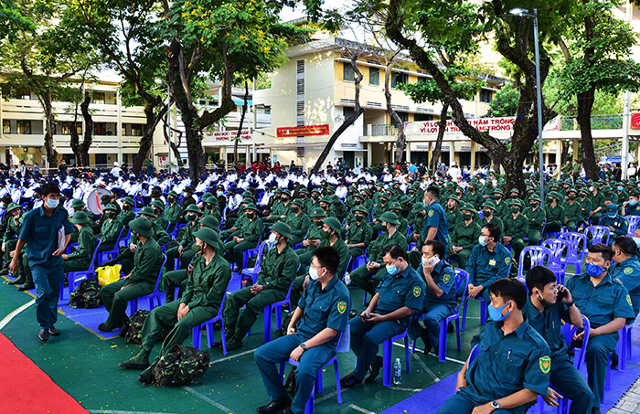 &nbsp; Sáng 3/3, hơn 4.000 thanh niên TP.HCM tập trung về các điểm giao nhận quân trên địa bàn thành phố để lên đường nhập ngũ. Quận 5, nơi được chọn làm điểm giao quân của TP.HCM có 468 tân binh ở một số quận, huyện của thành phố.