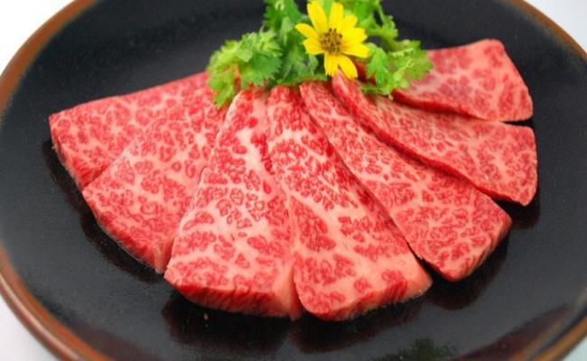 Bò Wagyu thường được phục vụ trong các nhà hàng sang trọng. Trên thị trường, tùy từng loại mà bò Wagyu có giá 3 - 7 triệu đồng/kg, thậm chí cả chục triệu đồng/kg.

