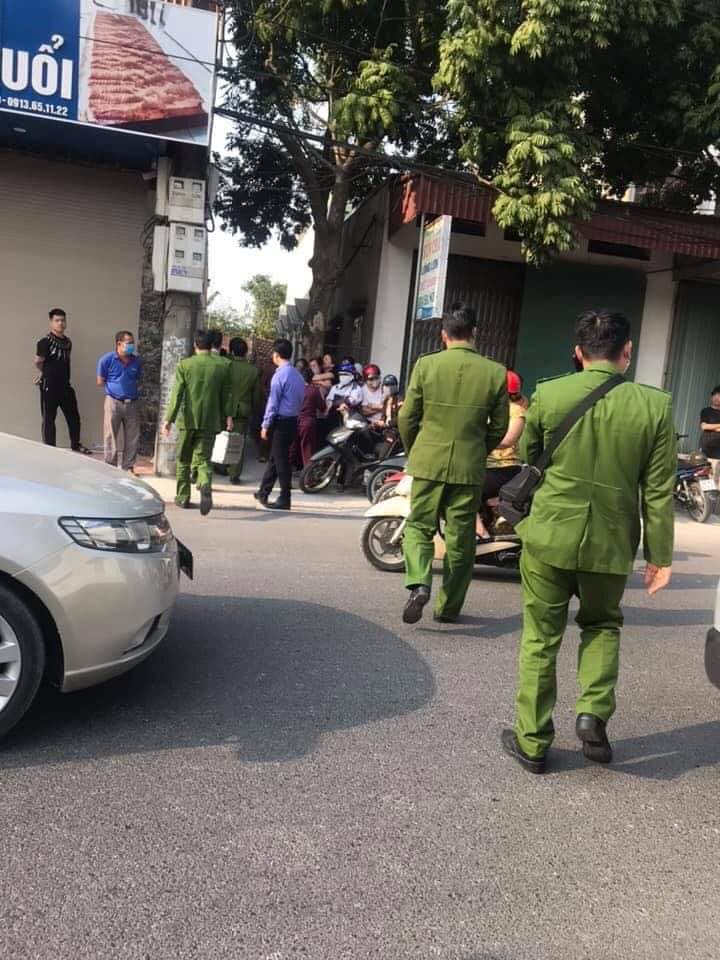 Lực lượng chức năng phong toả, khám nghiệm hiện trường vụ án.