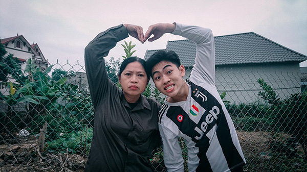 Mẹ và Trường chính là "bạn diễn ăn ý" trong các vlog
