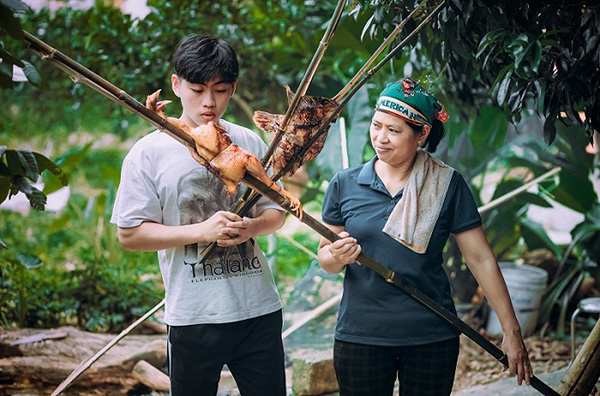 Bà Tuyết Diamond cùng con trai Minh Trường