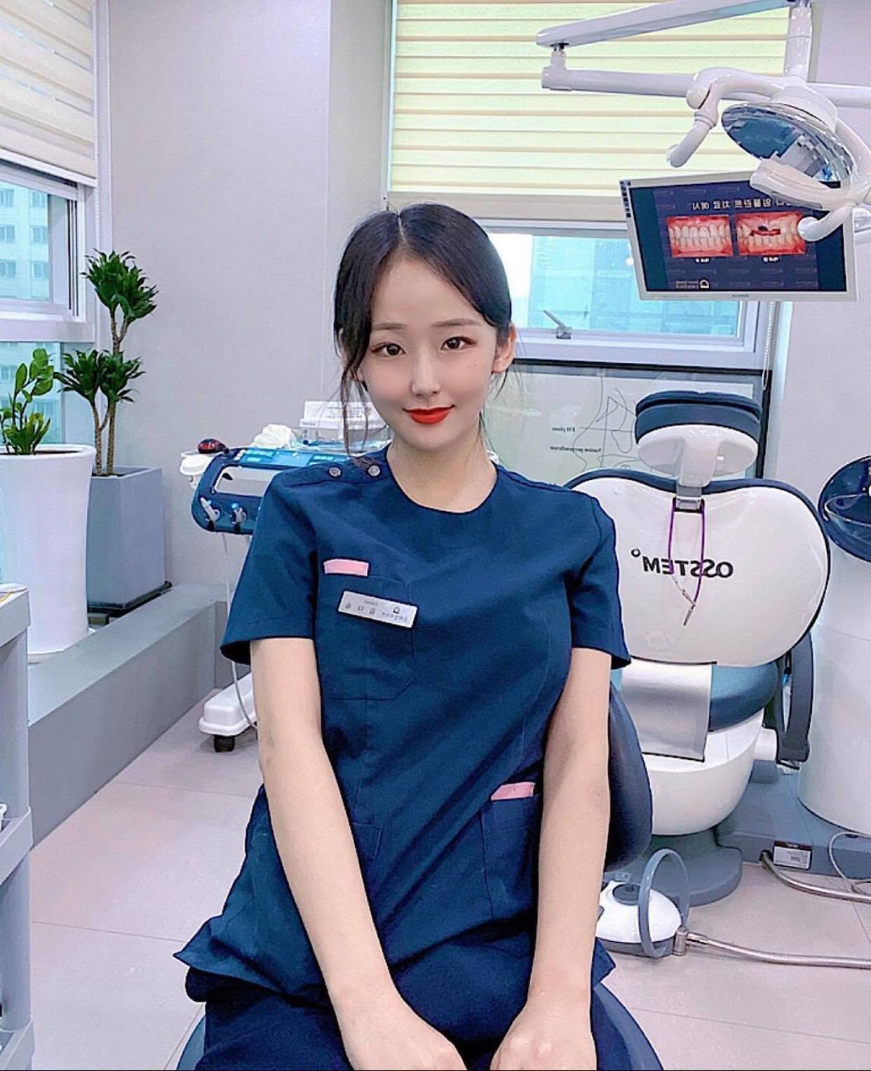 Dasom được biết đến&nbsp;là nữ bác sĩ gợi cảm nhất bệnh viện đại học quốc gia Seoul, Hàn Quốc. Hiện nay,&nbsp;cô đang phụ trách công việc khám chữa bệnh tại khoa răng miệng.