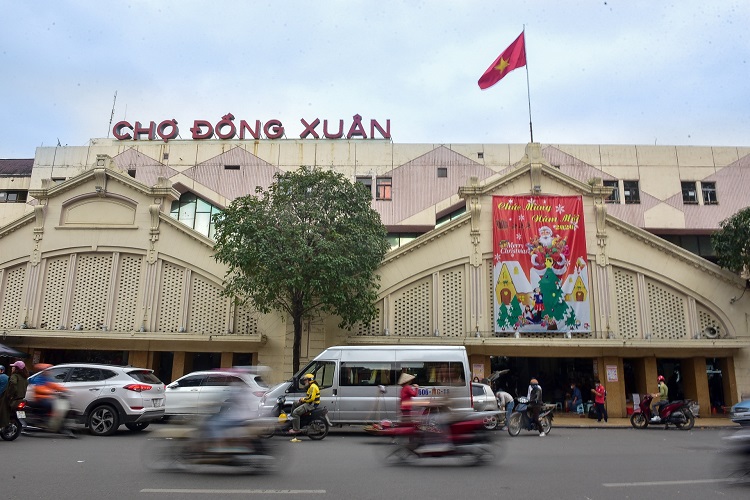 Theo ghi nhận của phóng viên tại chợ Đồng Xuân – một trong những khu chợ đầu mối lớn nhất Hà Nội, các gian hàng chuyên bán vải, giày dép, quần áo, phụ kiện… đều rơi vào tình trạng kinh doanh ế ẩm.