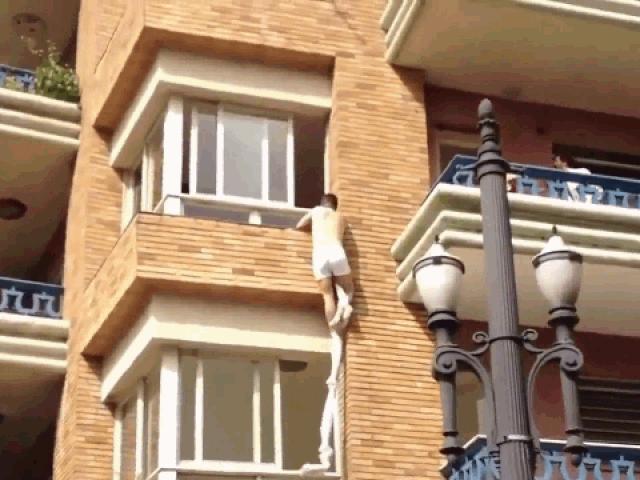 Media - Bị bắt quả tang ngoại tình, kẻ thứ 3 vừa tẩu thoát vừa "tấu hài"