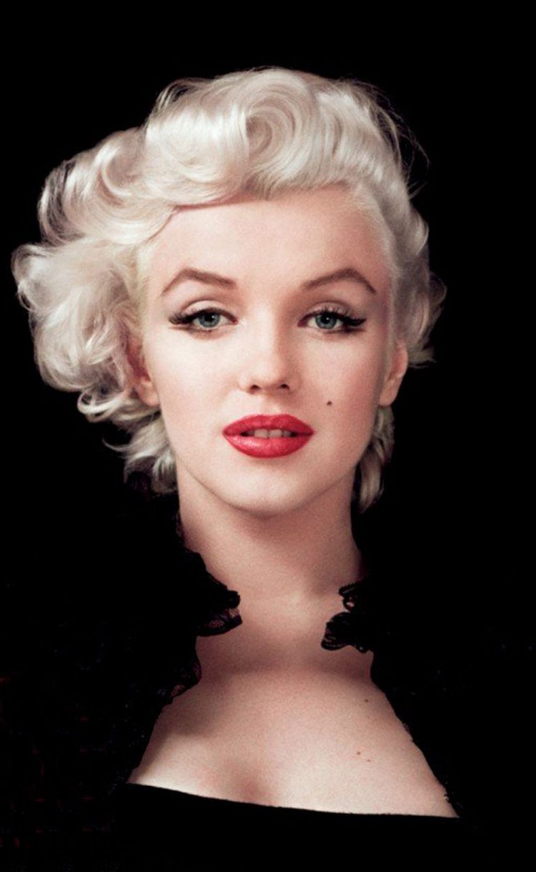 Marilyn Monroe: Thật khó để quên những khoảnh khắc nữ chính tô son đỏ trong Gentlemen Prefer Blondes.&nbsp;Chúng ta vẫn có thể nhớ Marilyn và đôi môi đầy đặn phủ kín màu đỏ giúp tôn lên vẻ ngoài táo bạo của cô ấy so với thời điểm đó.&nbsp;Màu sắc này trông hoàn hảo với làn da và mái tóc bạch kim của nàng.