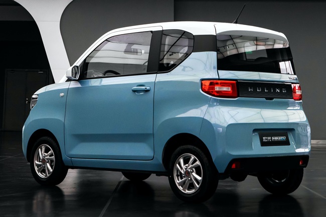 Chiếc xe điện nhỏ Wuling Hongguang Mini EVcó mức giá khá rẻ và đã tạo nên "cơn sốt". 
