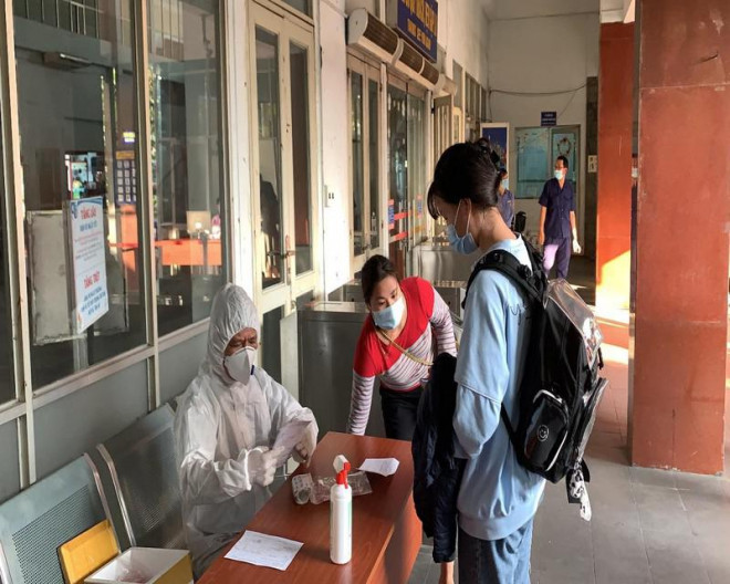 Người đến TP.HCM khai báo y tế bác xét nghiệm COVID-19 ở Ga Sài Gòn. Ảnh: HL