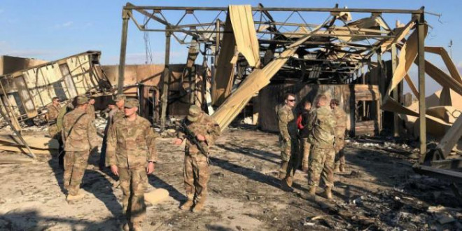 Binh sĩ Mỹ kiểm tra hiện trường tại căn cứ không quân - nơi có liên quân đồn trú tại Iraq - bị tên lửa Iran tấn công ngày 13/1/2020