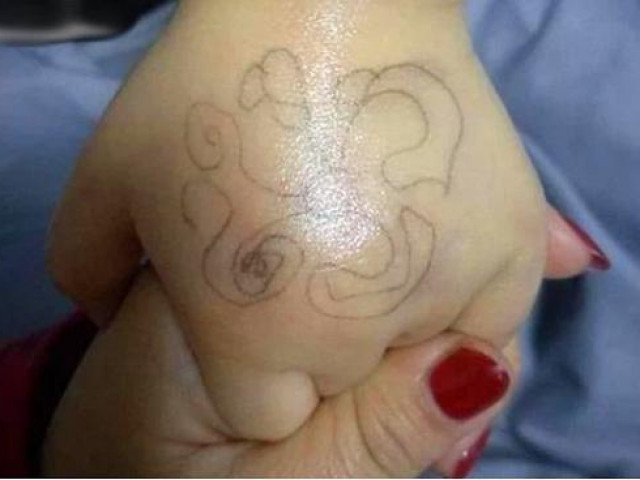 Thế giới - Con gái khoe được "giáo viên" vẽ bông hoa lên tay, mẹ nhìn thấy lập tức sợ tái mặt, vội báo cảnh sát