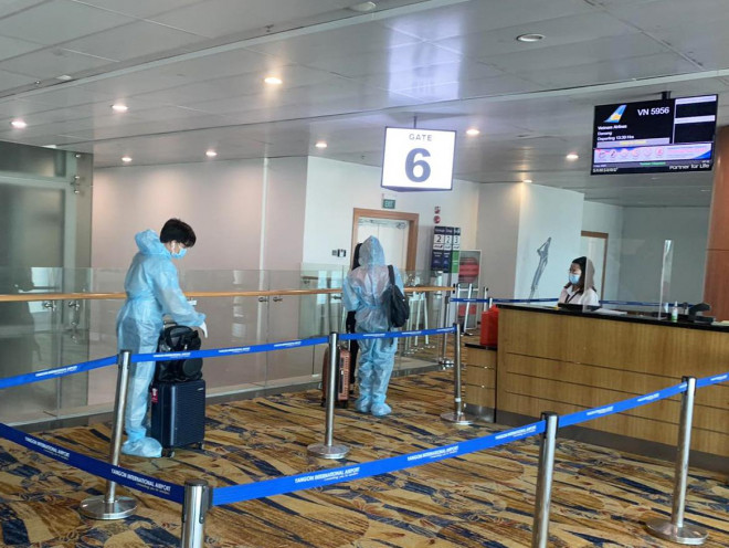 Toàn bộ hành khách được Vietnam Airlines trang bị đồ bảo hộ y tế trước khi lên máy bay.