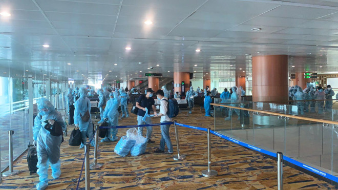 Toàn bộ hành khách được Vietnam Airlines trang bị đồ bảo hộ y tế trước khi lên máy bay.