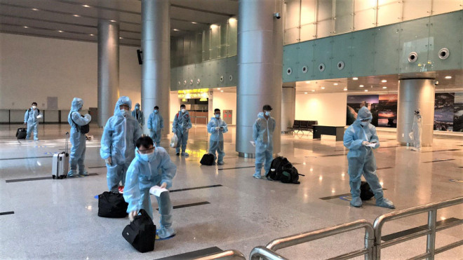 Hành khách thực hiện giãn cách tại khu vực nhập cảnh và kiểm tra y tế ở sân bay Đà Nẵng.