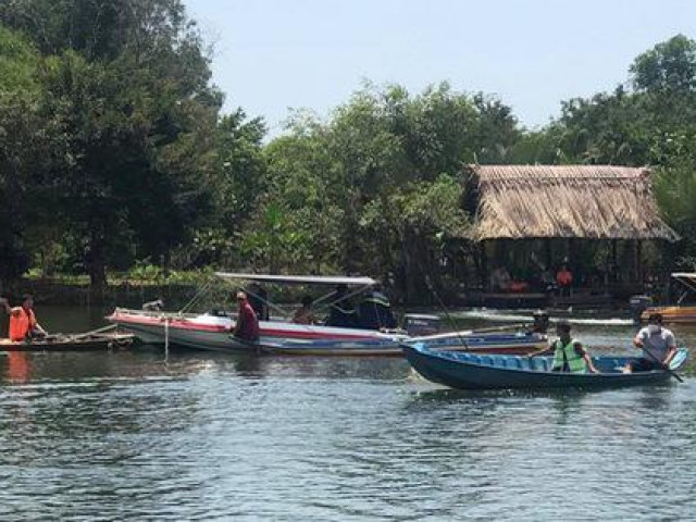 Tin tức trong ngày - CLIP: Thương tâm vụ lật thuyền ở Nhơn Trạch, trăm người mò tìm