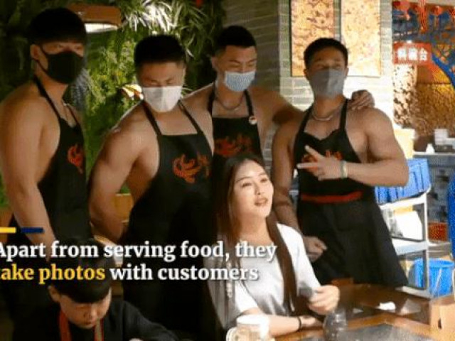 Bạn trẻ - Cuộc sống - Dàn trai đẹp có thân hình cường tráng, để ngực trần phục vụ quán lẩu "gây sốt" cộng đồng mạng