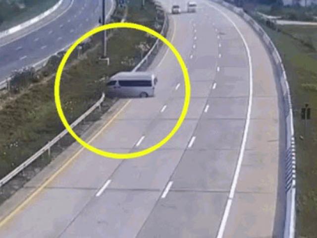 Media - Clip: Kinh hoàng 7 hành khách trong xe bị văng ra ngoài khi xe lao vào dải phân cách