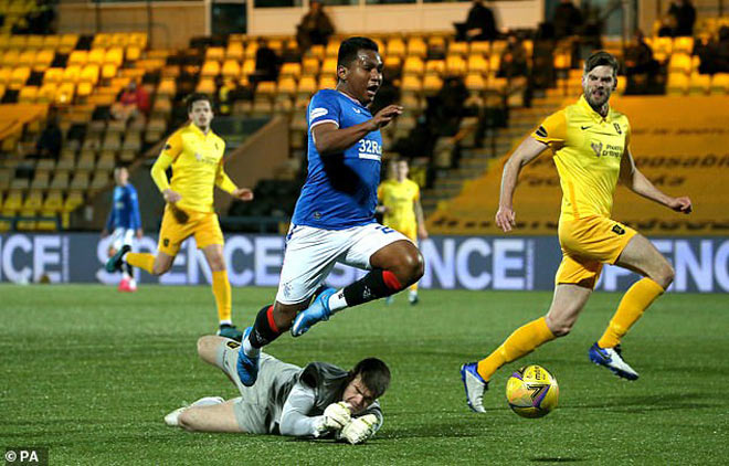 Tình huống gây tranh cãi khi Stryjek phạm lỗi với Moreles trong vòng cấm của Livingston nhưng Rangers đã không được hưởng quả penalty trong hiệp 1