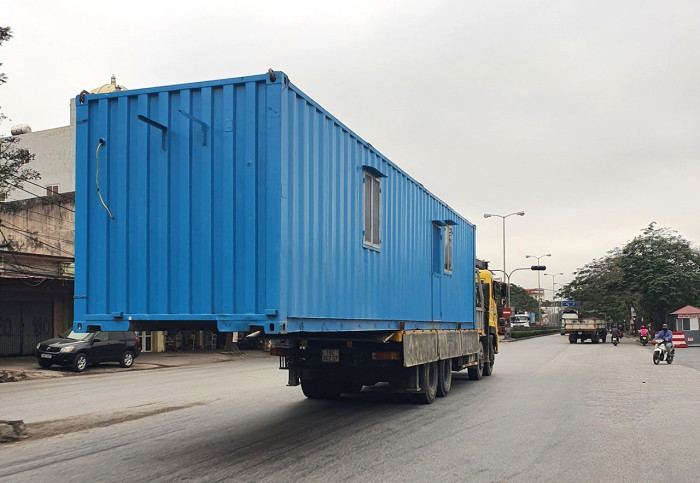 Xe tải chở container vượt quá chiều dài xe nghênh ngang đi trên đường