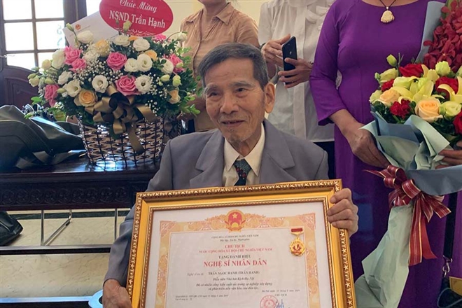 Nghệ sĩ Trần Hạnh nhận danh hiệu NSND năm 2019 khi đã bước vào tuổi 90