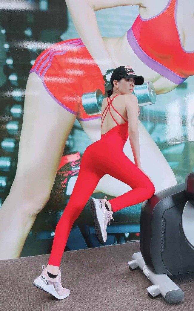 Mới đây, Lệ Quyên thu hút với loạt hình mặc jumpsuit tạo dáng trong phòng gym.

