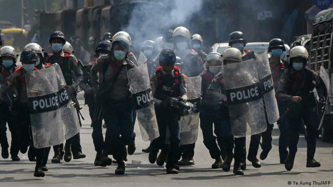 Cảnh sát chống bạo động Myanmar. Ảnh: DW