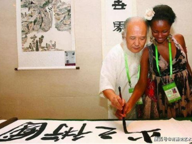 Bạn trẻ - Cuộc sống - Hoạ sĩ già chi 143 tỷ đồng cưới vợ châu Phi kém 21 tuổi giờ ra sao?