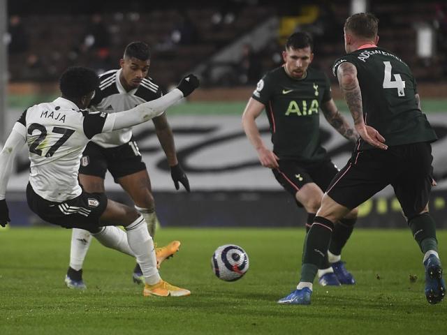 Bi hài Ngoại hạng Anh: Tottenham thoát bàn thua nhờ VAR, fan MU trút giận