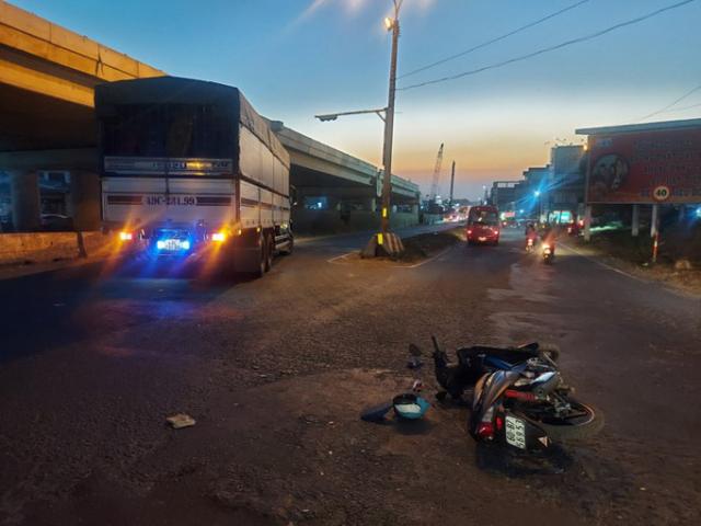 Tin tức trong ngày - CLIP: Thương tâm vụ tai nạn ở cầu vượt Dầu Giây, người cha trọng thương, con trai nhỏ tử nạn