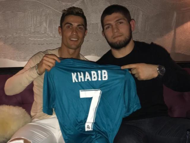 Ronaldo lo tái nhiễm Covid-19, nhờ sao vô địch UFC Khabib uốn nắn con mình