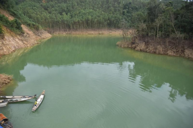 Công ty buộc phải cam kết nếu phát sinh thêm diện tích bị ngập, Công ty phải dừng ngay tích nước để tiếp tục thực hiện vệ sinh lòng hồ theo quy định. Ảnh: NGUYỄN DO