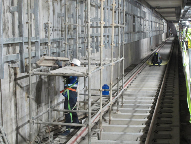 Tầng ngầm số 2 là ga tàu đi và đến đang hoàn tất các khâu kiến trúc và cơ điện