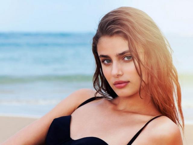 "Thiên thần 19 tuổi" Taylor Hill học làm đẹp từ mẹ