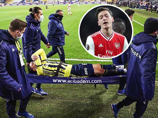 Ozil gặp cơn ác mộng "kép": Bỏ lỡ cơ hội khó tin, dính chấn thương nặng rời sân