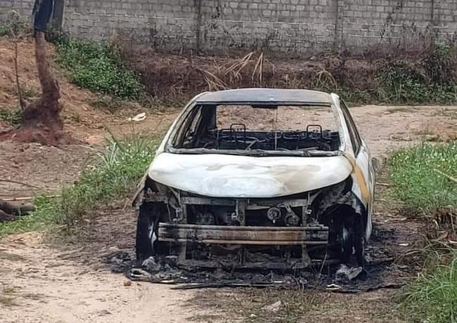 Xe ô tô bị đốt cháy rụi.