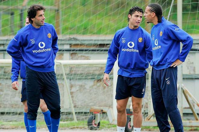 Bí mật MU thời Ronaldo bị Van Nistelrooy bắt nạt, Ferdinand can ngăn cực gắt - 3