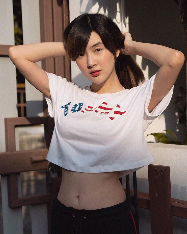 "Nữ thần streamer Thái Lan" sau đó còn lấn sân ca hát. 
