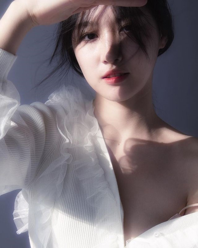 Bờ vai nõn nà cùng đôi môi đầy quyến rũ của Lin Zhen. 
