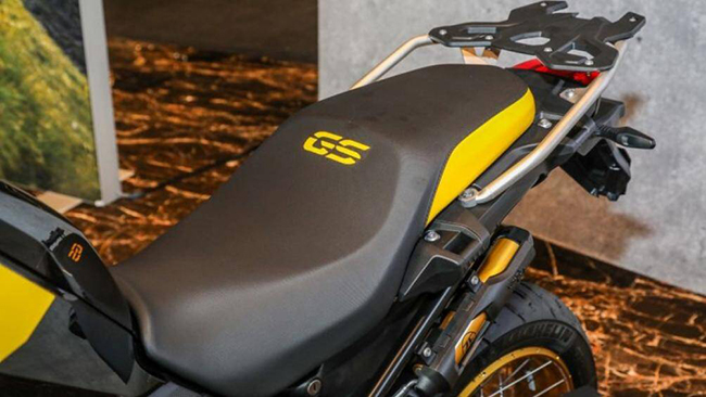 Logo &#34;GS&#34; và &#34;Gelande Strasse&#34; được in nổi trên yên xe cũng như trên nắp tản nhiệt để dễ dàng phân biệt với các phiên bản khác
