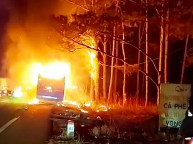 Tin tức trong ngày - Xe khách bốc cháy ngùn ngụt trên đường Hồ Chí Minh, tài xế nhảy khỏi xe thoát chết