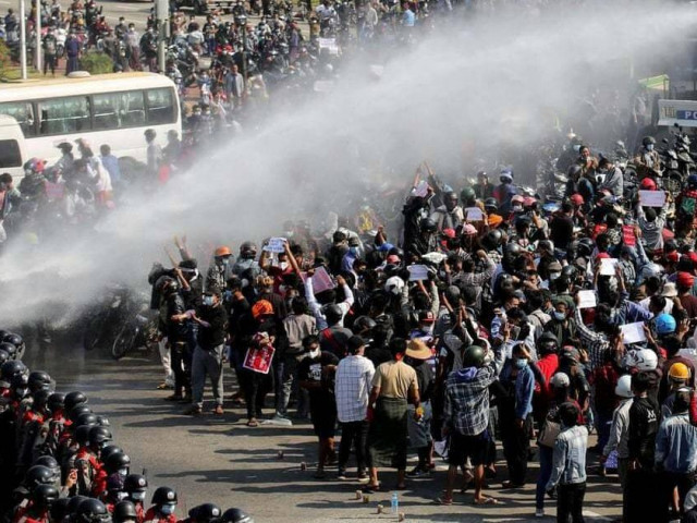 Thế giới - Dân Myanmar "đổ xô" đi rút tiền vì sợ hệ thống ngân hàng sụp đổ