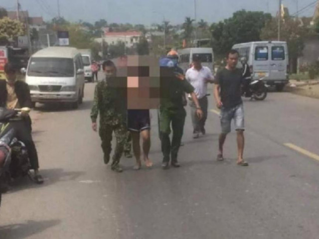 Pháp luật - Nam thanh niên vác dao lao ra đường chém người và nhiều ô tô