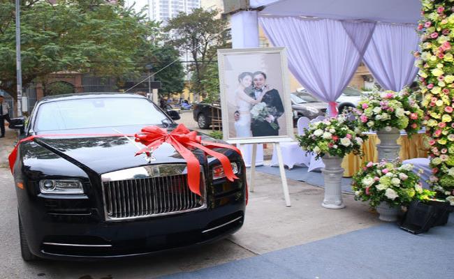 Hoa hậu Thu Ngân từng được chồng tặng 1 chiếc Rolls-Royce Wraith làm quà. Đây là mẫu Rolls-Royce Wraith đầu tiên về Việt Nam năm 2017, xe được định giá khoảng 30 tỷ đồng.

