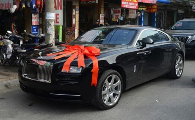 Wraith là dòng coupe 2 cửa, 4 chỗ ngồi, dòng xe này xuất hiện ở Việt Nam từ năm 2014, trọng lượng không tải 2.360 kg và thể tích cốp xe 470 lít. Theo thông tin từ giới chơi xe, Rolls-Royce Wraith với trang bị, tiện nghi ở mức vừa phải hiện có giá bán chính hãng khoảng 40 tỷ đồng.
