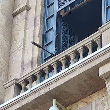 Nòng súng của một đội bắn tỉa lộ ra ngoài ban công tòa nhà Quốc hội Armenia.
