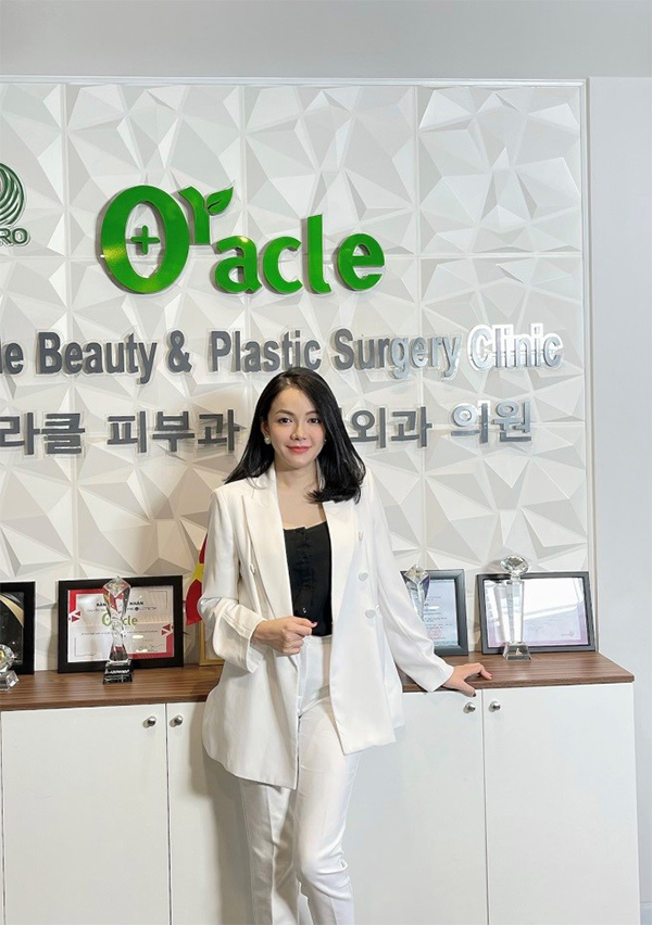 CEO Lê Ngọc Lam Quỳnh của Viện thẩm mỹ Oracle Việt Nam. Chị có vẻ ngoài trẻ đẹp dù đang bước vào độ tuổi 40.