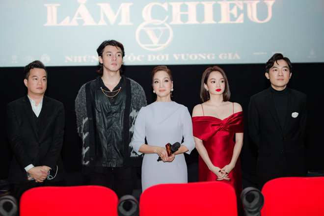 Đạo diễn, nhà sản xuất và diễn viên gồm NSND Lê Khanh, Kaity Nguyễn, Khương Lê có mặt tại Hà Nội giao lưu sau buổi chiếu