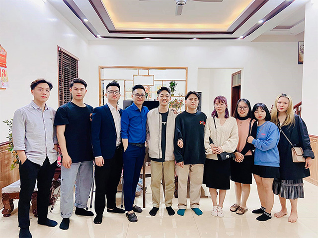 Thầy Vũ Tuấn Anh và các học trò của mình