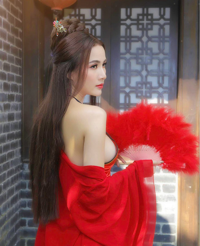 Diện trang phục cổ trang, Phan Thị Mơ 'chuốc say' ánh nhìn khán giả trong bộ đồ màu đỏ nóng bỏng, khoe vòng 1 gợi cảm.
